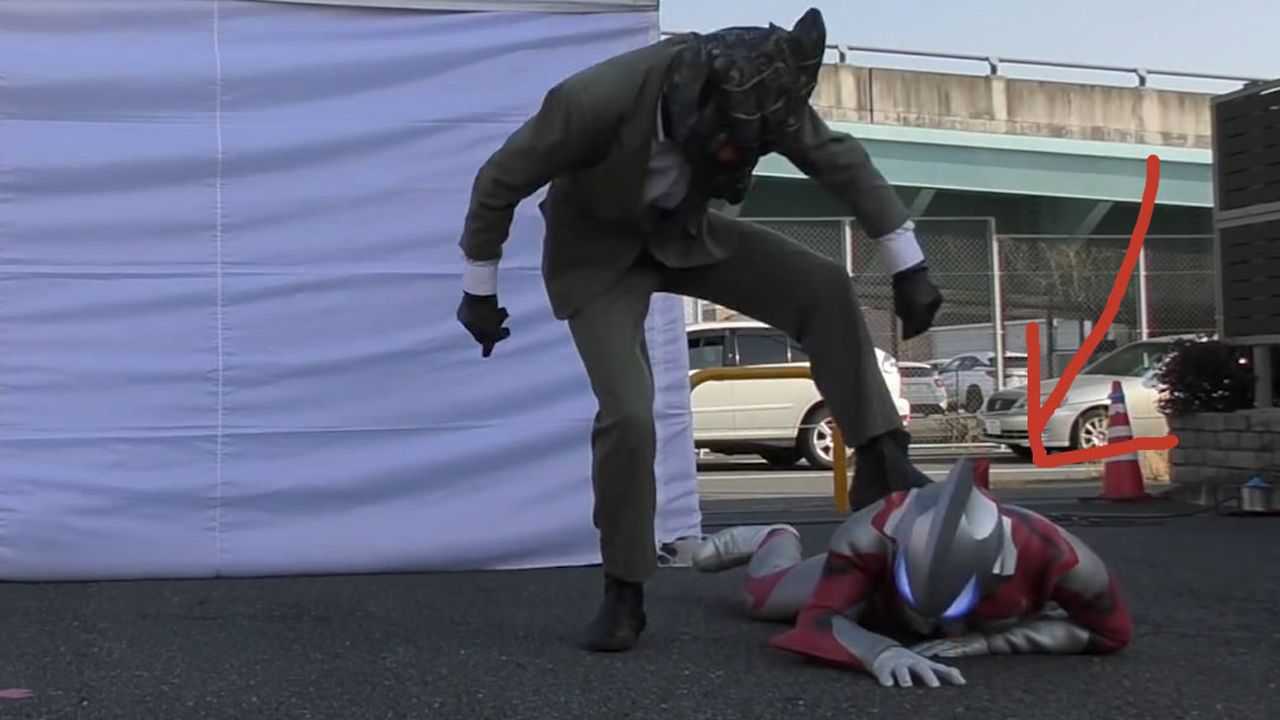 捷德奥特曼被怪兽踩在地下赛罗奥特曼的手也被绑住了