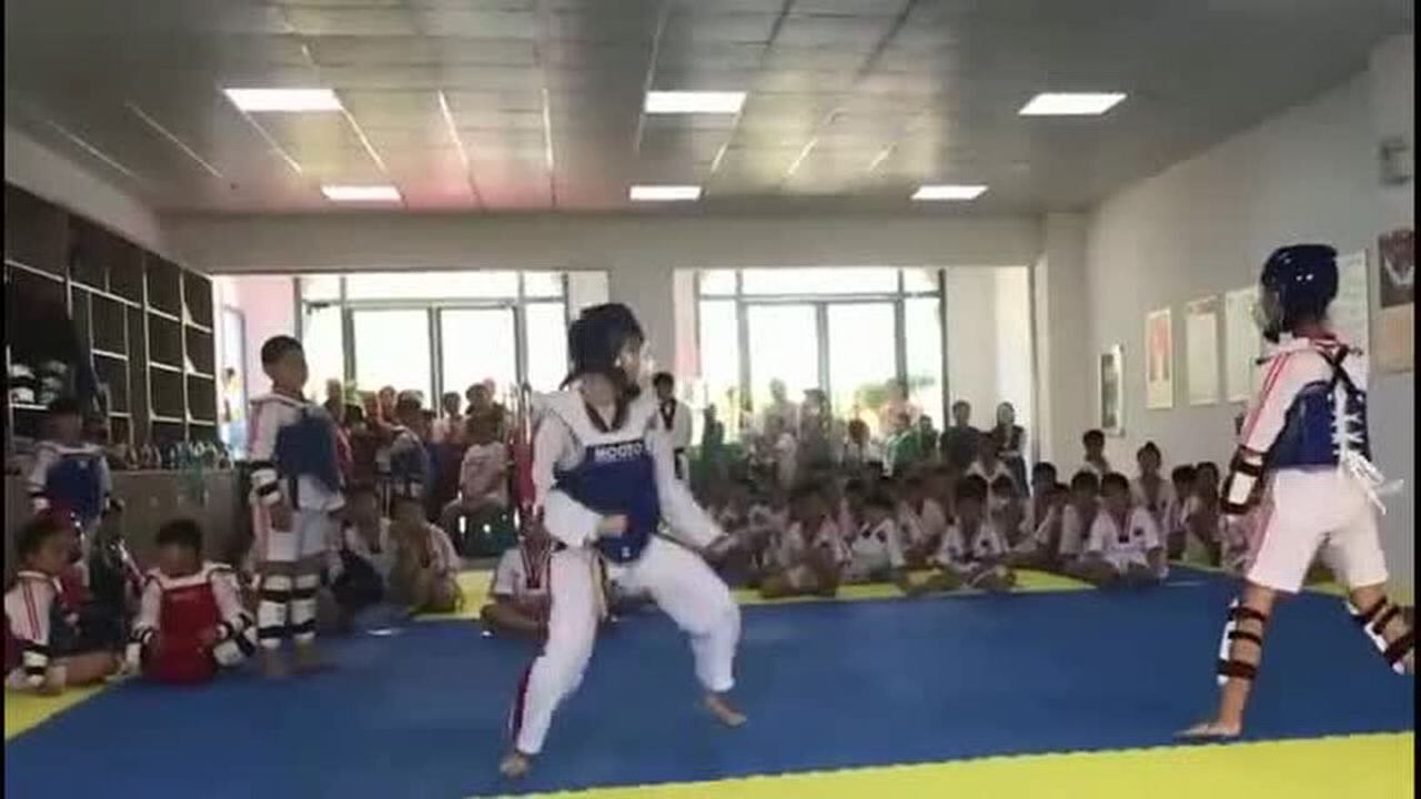 跆拳道实战考核,女生对战起来真是太强悍了,比男生踢的都猛!_高清
