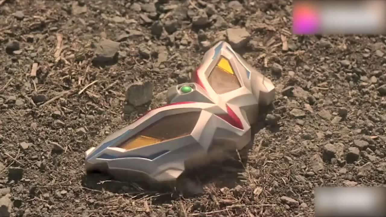 奥特曼捷德被怪兽掐住脖子赛罗为了救他牺牲了自己