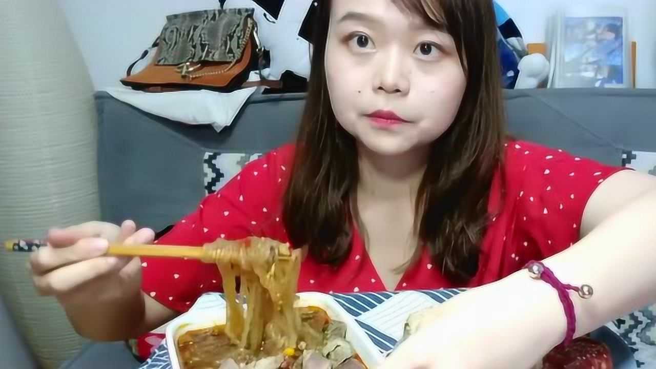 吃播大胃王:中国妹子吃酸辣粉和生煎包,卖相看着这不错!
