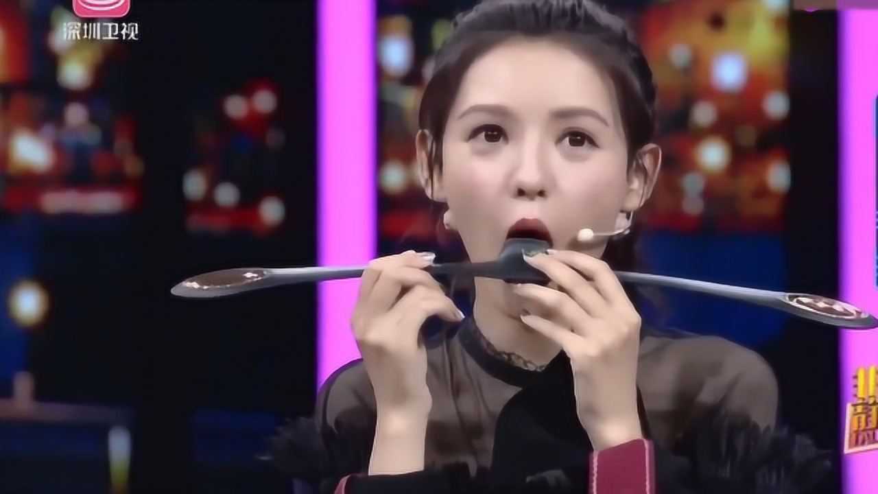 张予曦亮出自己的瘦脸神器,现场演示用法,场上观众看笑了!