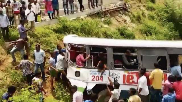 印度一辆大巴失控坠入山谷,至少45人死亡25人受伤