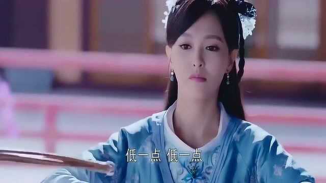 美女学习跪拜礼数,被侍女拿鞭子打,美女以牙还牙