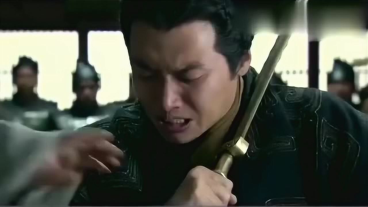 胡亥彻底醒悟了想要拿剑自刎却又没有勇气嘞