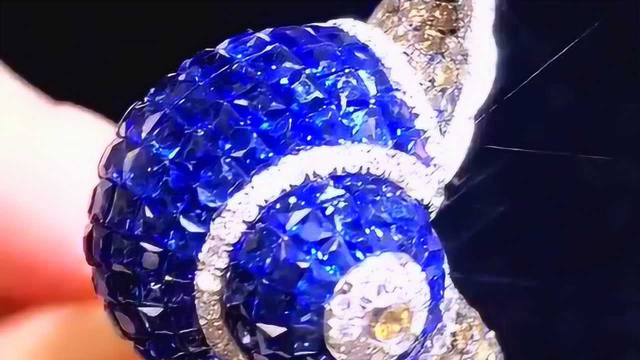 蓝宝石蜗牛戒指透露着冷冽的锋芒海蓝般的眼睛紧紧的锁定你