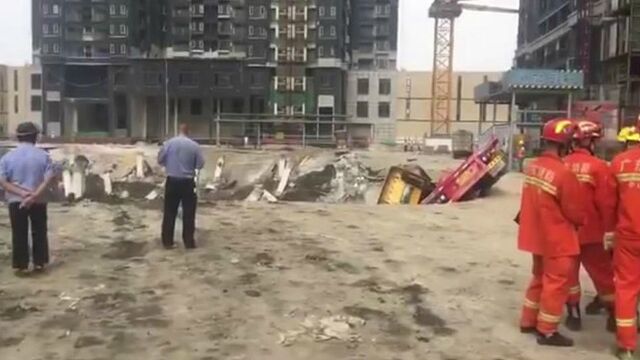 中山万科一在建地下车库塌方 多辆工程车陷入其中