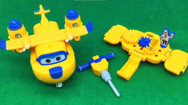 超级飞侠多多变形机器人和他的工具箱