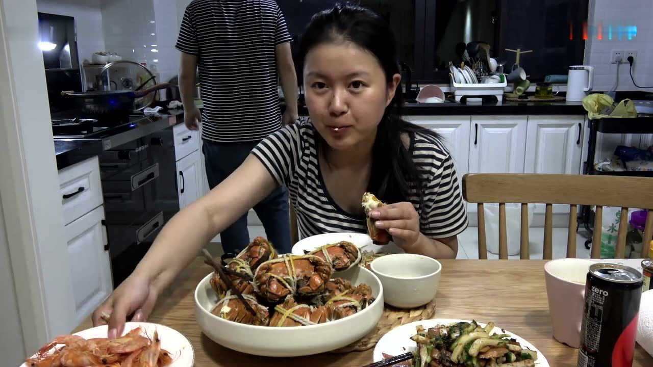 麦小兜花了200多元从淘宝买了10只阳澄湖大闸蟹钱贝吃的可开心