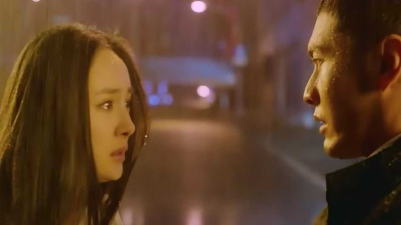 久别重逢的男女,在雨中热吻的不要太猛