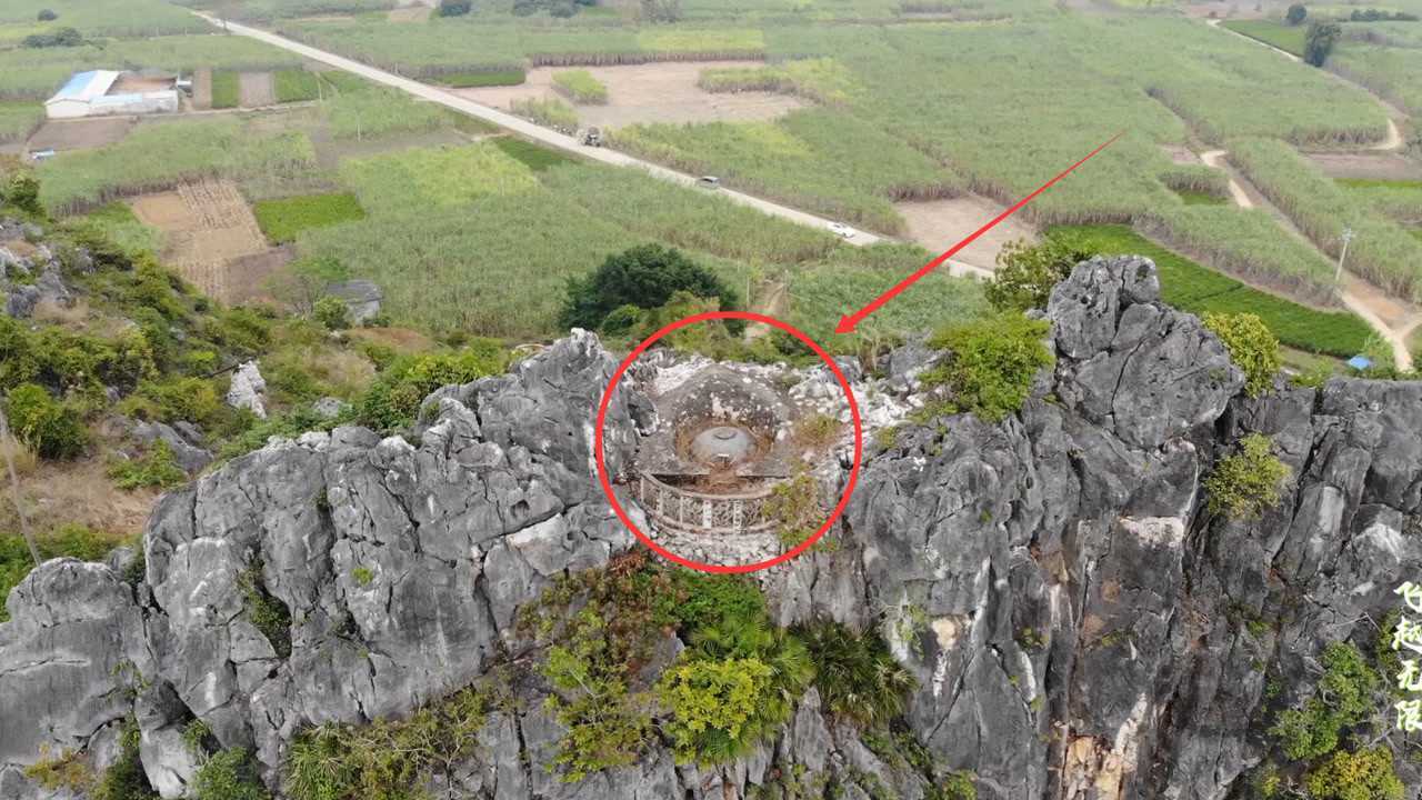 无人机发现石山顶上有一个好特别的坟墓,修建成这样真是与众不同