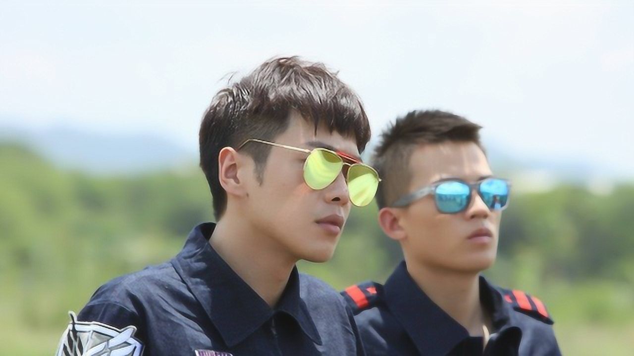 张雨绮不会开飞机门,张若昀搞笑哈气擦飞机,逗乐欧豪!