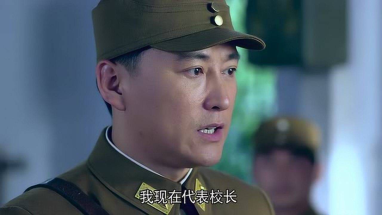 雪豹坚强岁月教育长给刘远周卫国颁发荣誉奖章敬礼干脆利落