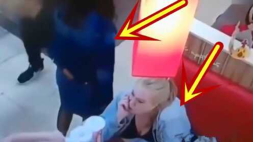 蓝衣女子站在女孩旁边打电话，下一秒直接偷手机，监控拍下事发全程