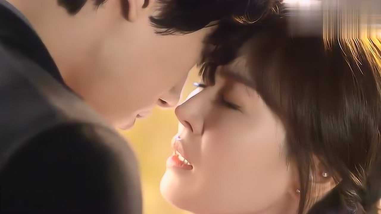 帅哥走过来一把抱住她,深情拥抱,美女好被动哦!