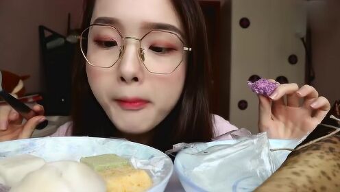 上海小姐姐阿尤:吃糯米 咸鸭蛋!馋得我都流口水了!