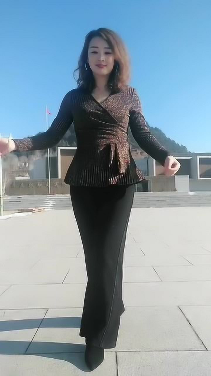 45岁的中年女人气质好迷人让人忍不住多看几遍