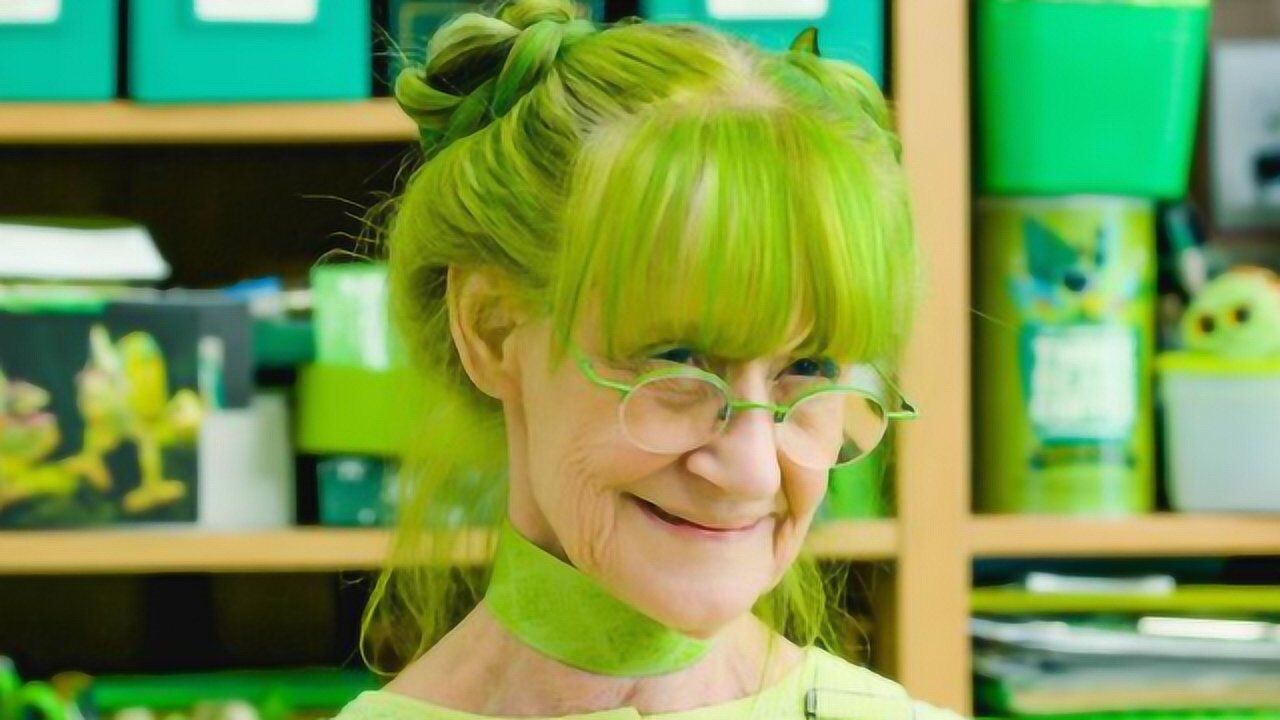 外国老太太疯狂痴迷绿色,从头到脚全是绿,被称为"绿夫人"