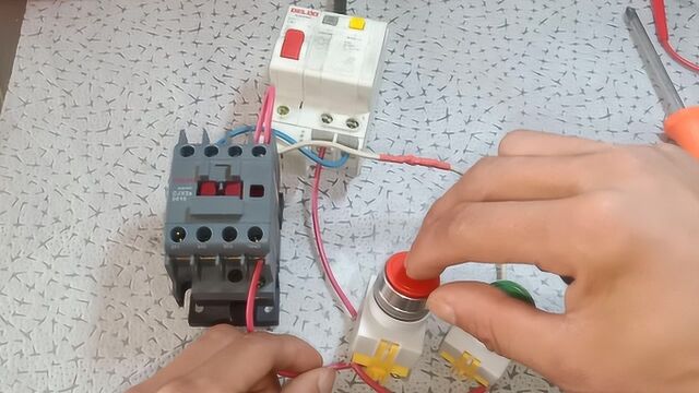 交流接触器自锁电路怎样接线?老电工亲自示范,一根一根接给你看