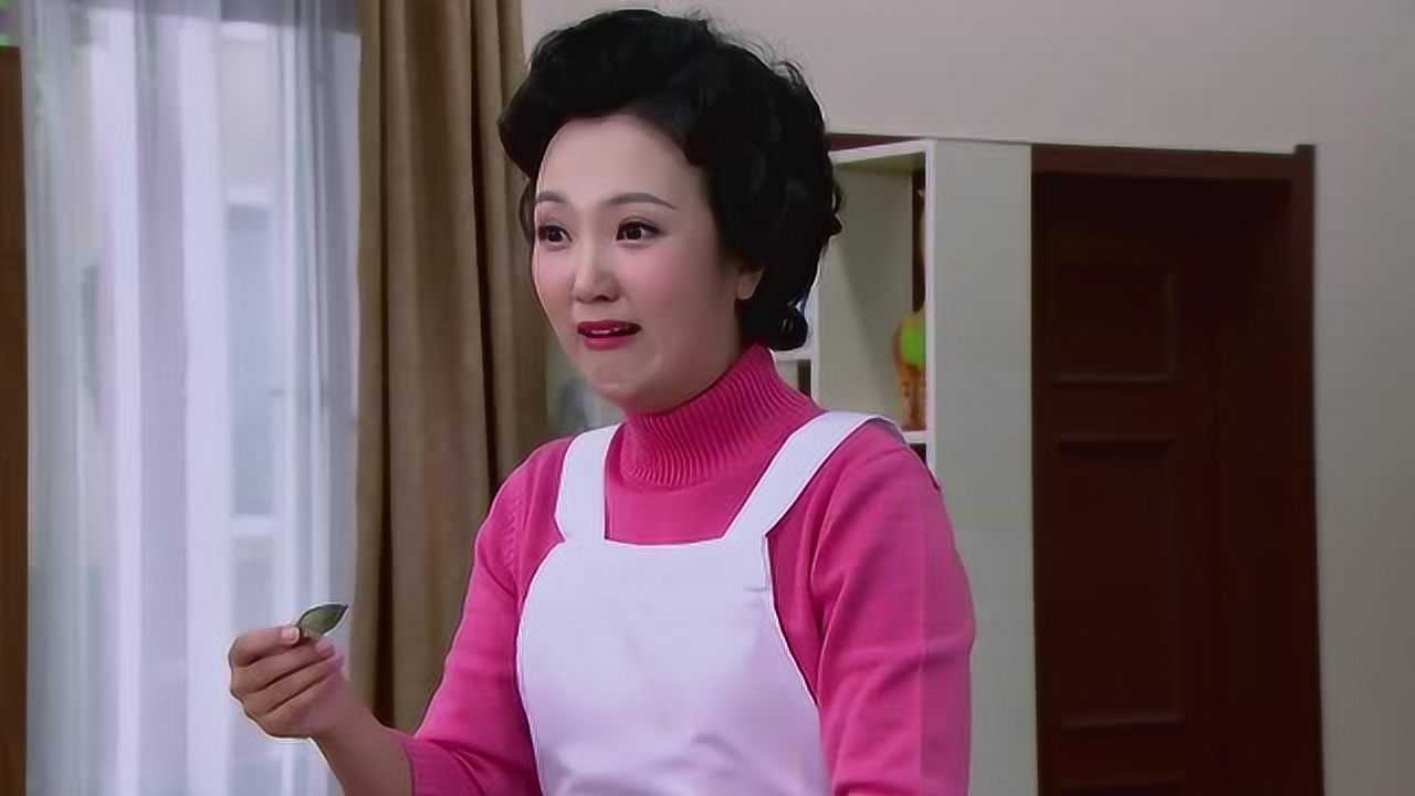 真人版大头儿子:围裙妈妈不让大头儿子吃零食,大头说自己有梦游症