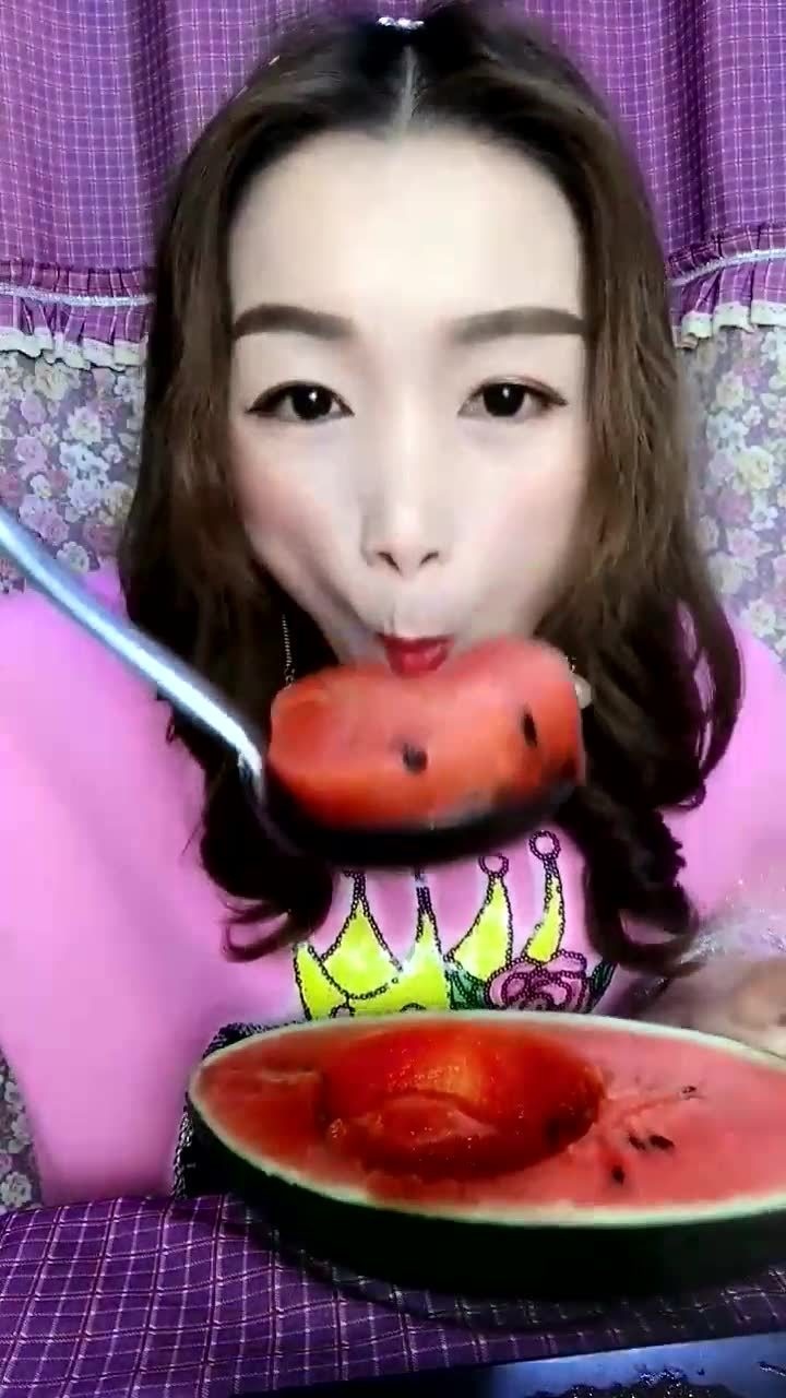 小姐姐吃大西瓜,大口吃真爽!
