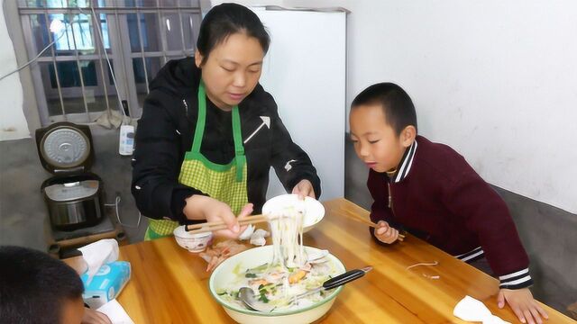 花49买了一盆虾和蛏,农村媳妇大铁锅煮海鲜米粉汤,吃爽了