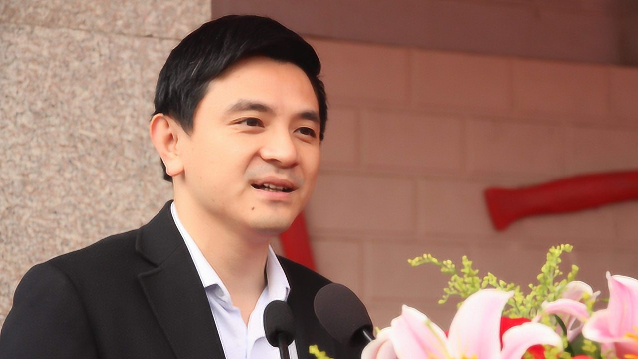 跳水王子熊倪现状！最年轻的副厅级，创办足球俱乐部，妻子是老总