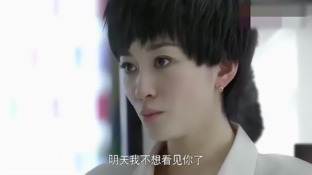 美女生气,穿高跟鞋踩透明玻璃地板,员工诅咒来个男人对付她