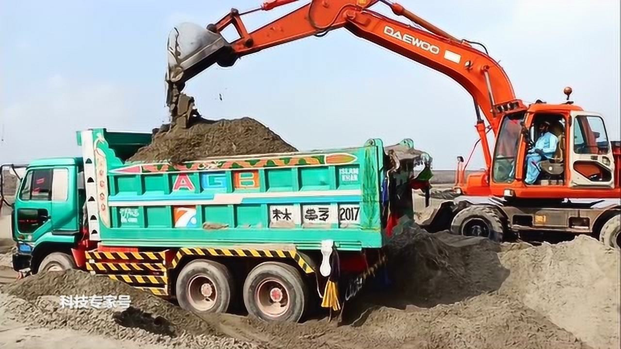 国外工地实拍:挖掘机挖土工作视频表演