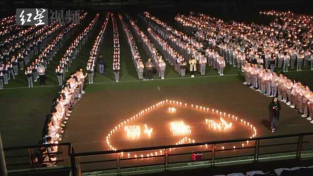 致敬英雄!成都千名学生雨夜为救火英雄代晋恺送行