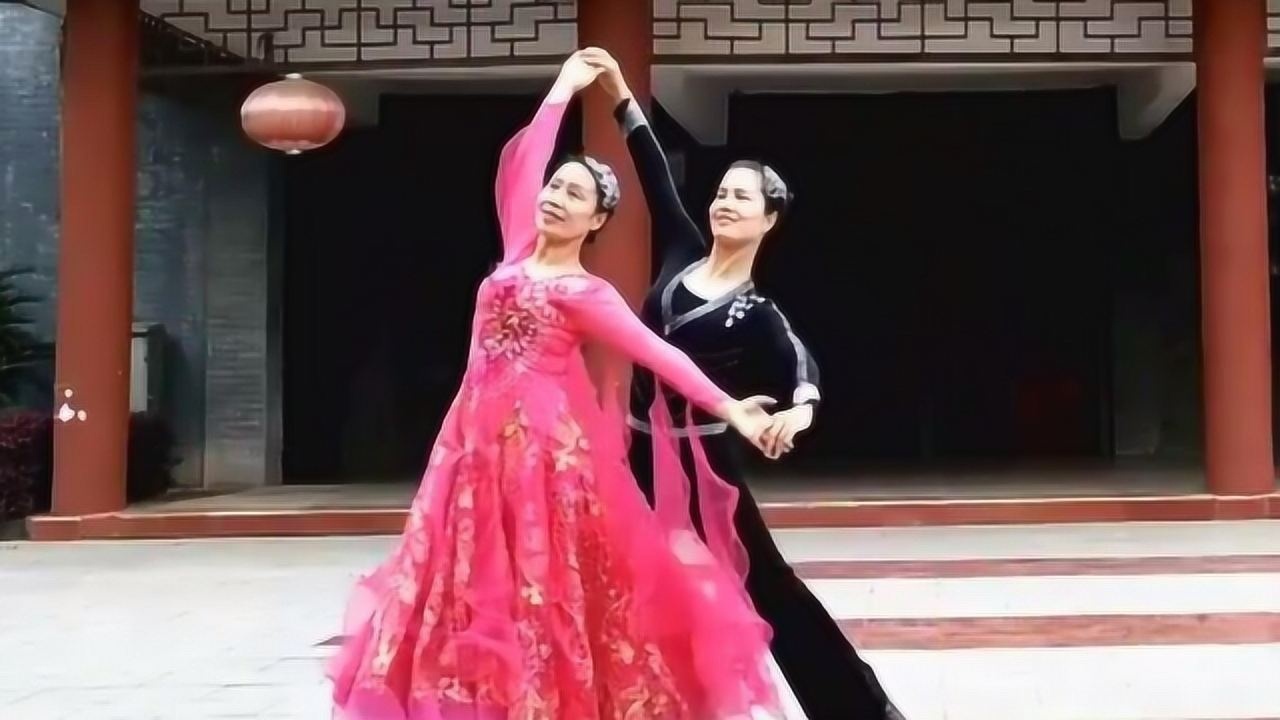 双人舞慢四广场舞表演我是一条小河舞姿优美看醉了