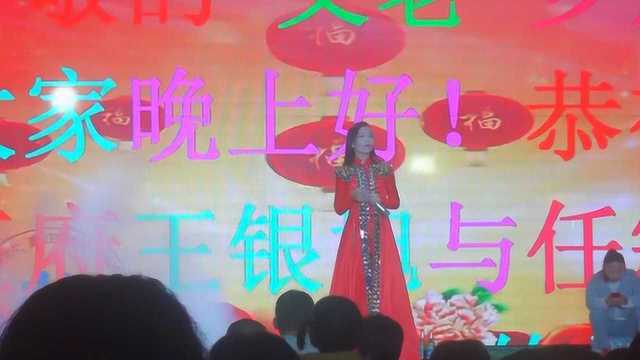 农村歌舞团表演,美女卖力演唱,下面观众欢呼声一片,太好听了