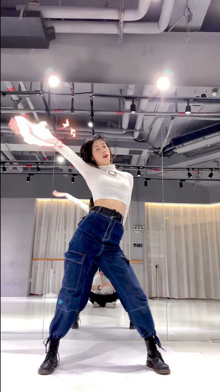 进阶的抖音舞蹈视频killthislove这次的难度又大了些