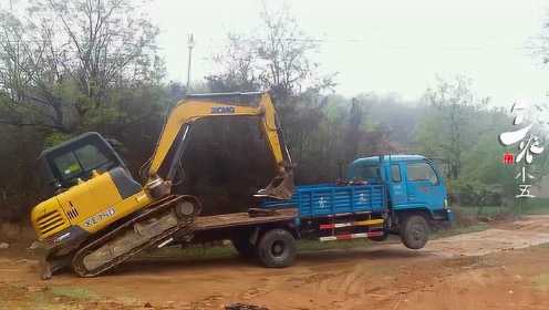 18岁农村小伙开挖机挖树，最后开挖机轻松上卡车，这技术一流啊！