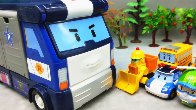 司酷比和托普发生交通事故变形警车珀利救援车出发