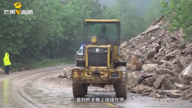 永州永连公路发生山体滑坡阻断交通,百台车辆被堵