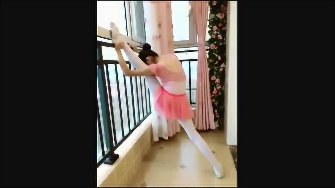 小萝莉穿裙子练习一字马，被掀起来的瞬间我看呆了_高清