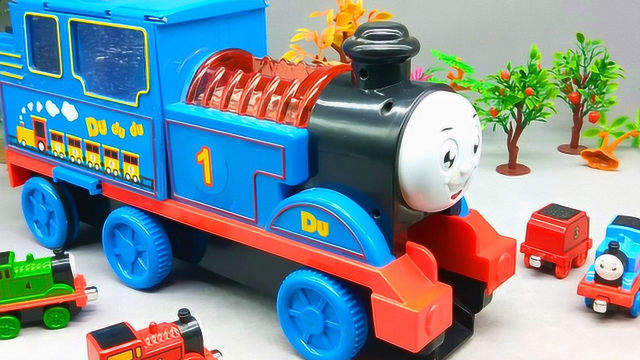 超大的托马斯音乐滑滑梯小火车们玩滑梯啦