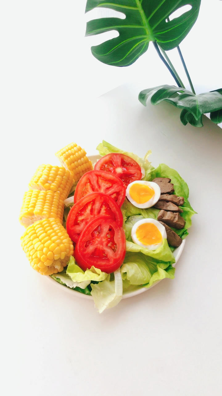 减脂早餐怎么吃?主食玉米,肉蛋鸭肝,鸡蛋,蔬菜生菜西红柿.