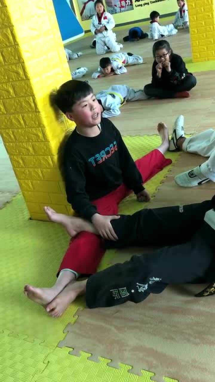 跆拳道压腿刚开始都会很疼小男孩我已经很佩服了