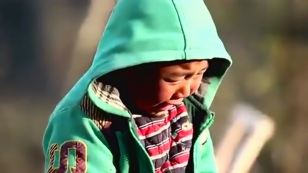 变形计:四爷和姐姐打架,被拉开后,被姐姐推倒在地
