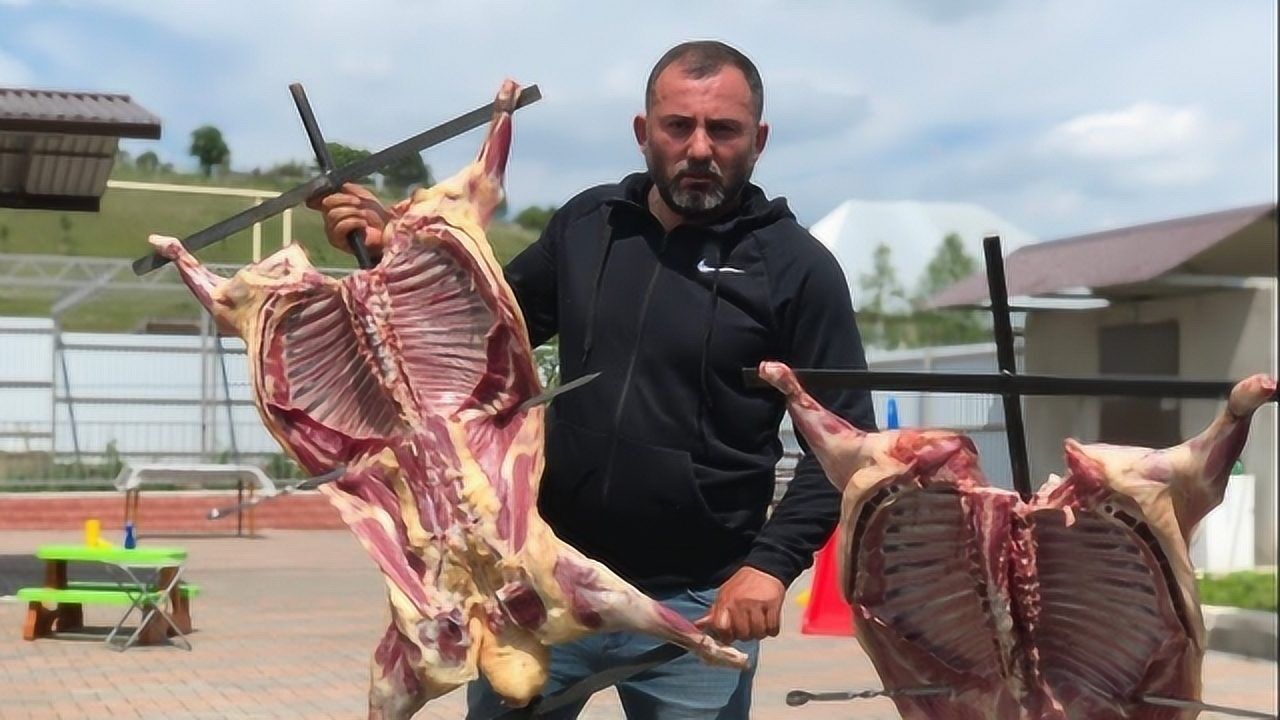 俄罗斯大叔大院子里烤全羊,俩闺女吃的狼吞虎咽,真是太霸气了