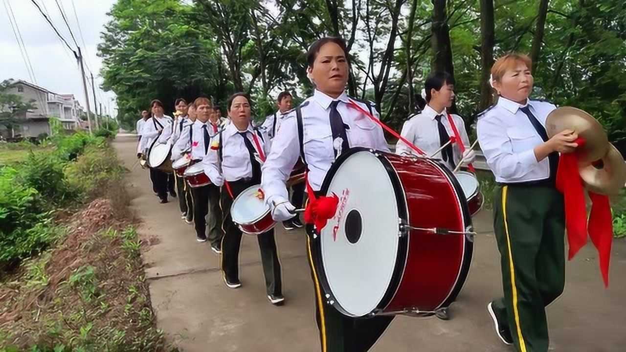 农村白事最有仪式感的风俗道士和乐队一台戏中西合璧奏挽歌