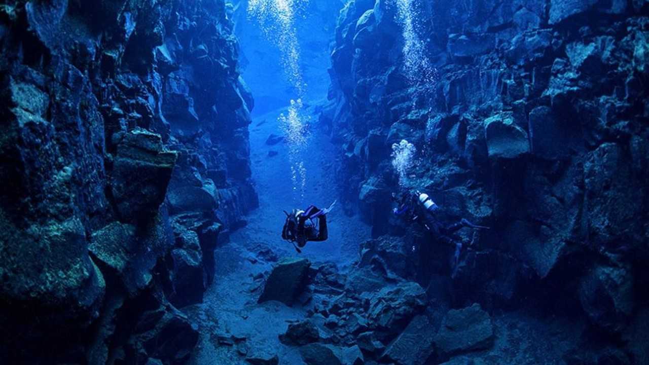 马里亚纳海沟深达10000米,在那的水,还是液态的吗?