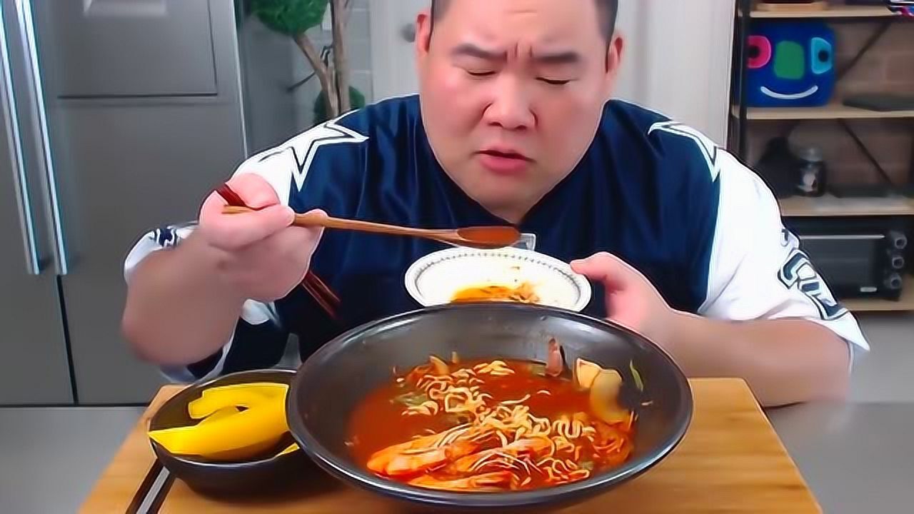 韩国大胖子吃海鲜面和泡菜,大口大口吸辣的吸溜吸溜的