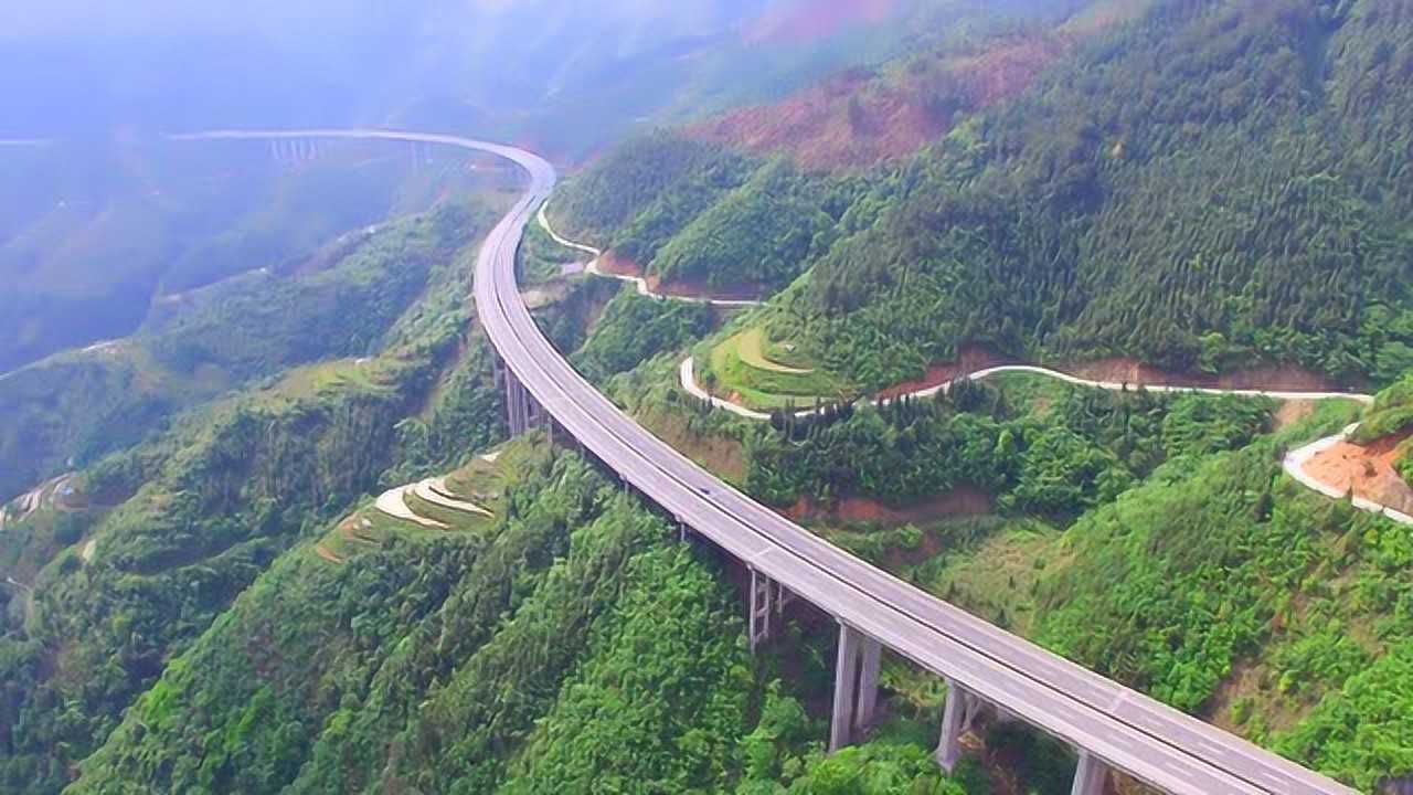 穿过贵州大山里的高速公路真壮观,犹如一条巨龙,点赞大美贵州