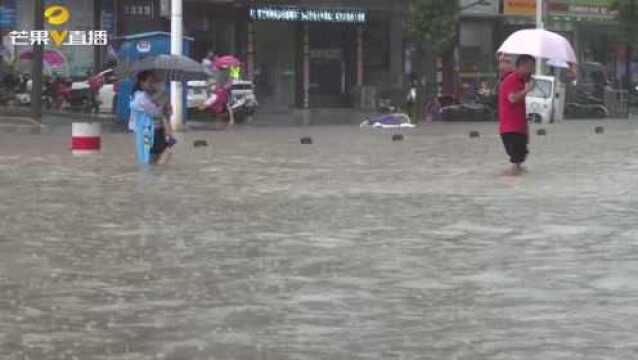 暴雨致常宁市区多处地段内涝积水,市民开启“看海”模式