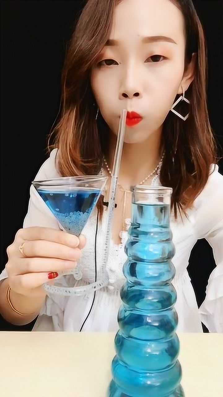 农村美女在家中喝水,这是一个声控视频!