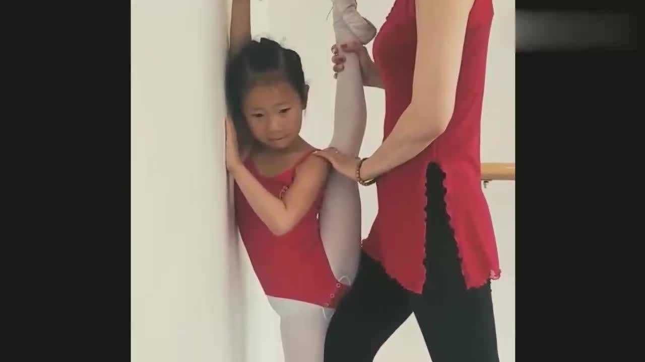 这就是舞蹈生的撕腿练习吗？好可怕，小姑娘疼的眼泪一直往下掉！_高清