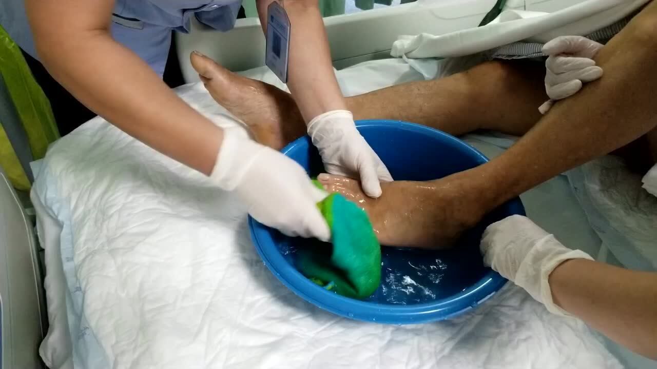 温附二 d06icu患者全身擦浴流程操作_腾讯视频