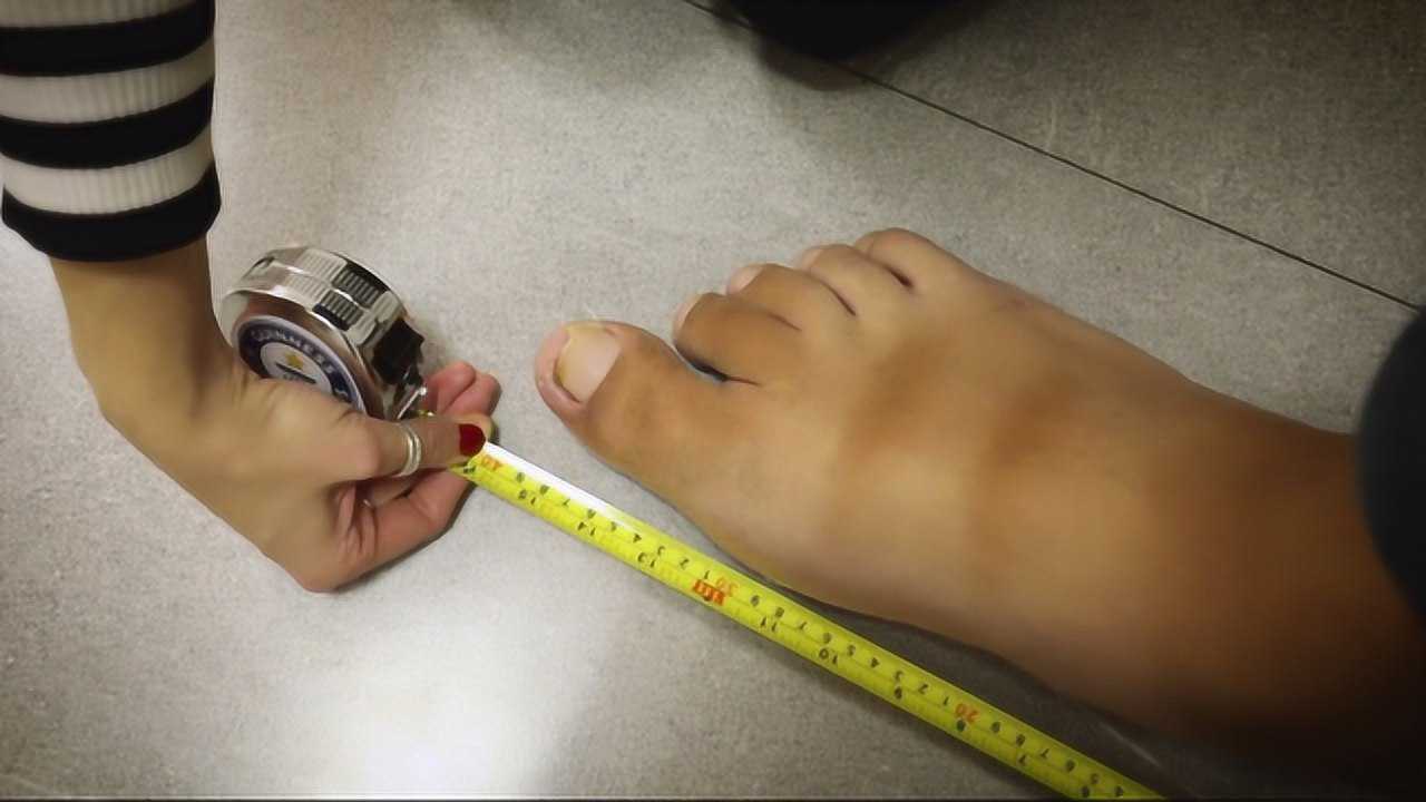 世界上脚最大的人脚掌长度超过40cm自己买鞋都难